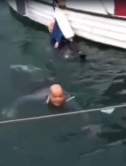 El ele tutuşup denize atlayan çifti vatandaşlar kurtardı - 1