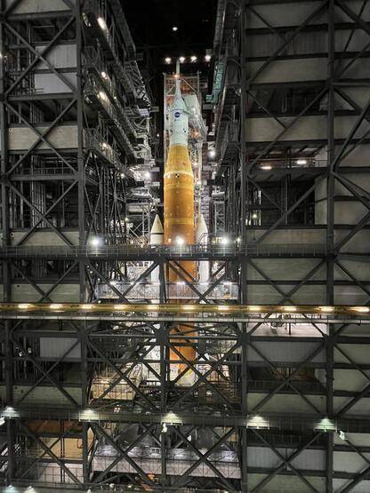 NASA Ay görevi için inşa edilen dev roketi, ilk kez fırlatma rampasına taşıyacak - 2