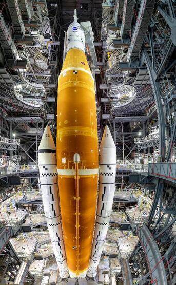 NASA Ay görevi için inşa edilen dev roketi, ilk kez fırlatma rampasına taşıyacak - 1