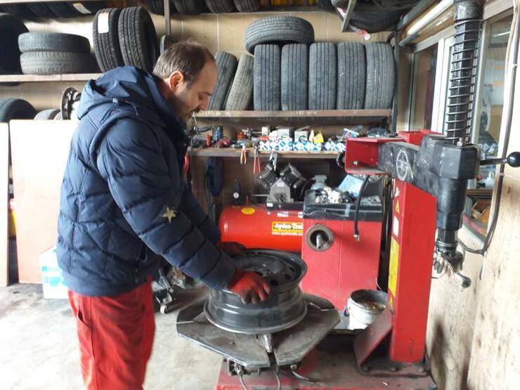 15 yıldır görmeden lastik tamir ediyor - 1