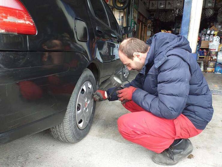 15 yıldır görmeden lastik tamir ediyor - 2