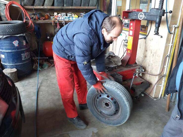 15 yıldır görmeden lastik tamir ediyor - 4