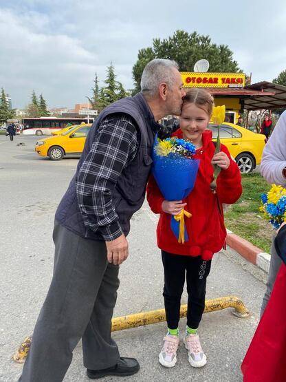 Ukraynalı anne ve kızına sosyal medyadan ulaştı! Samsun'da duygusal buluşma - 1