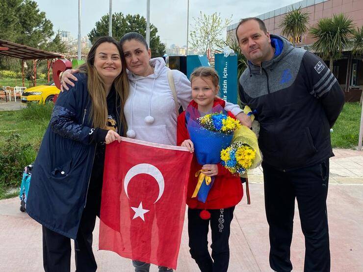 Ukraynalı anne ve kızına sosyal medyadan ulaştı! Samsun'da duygusal buluşma - 2