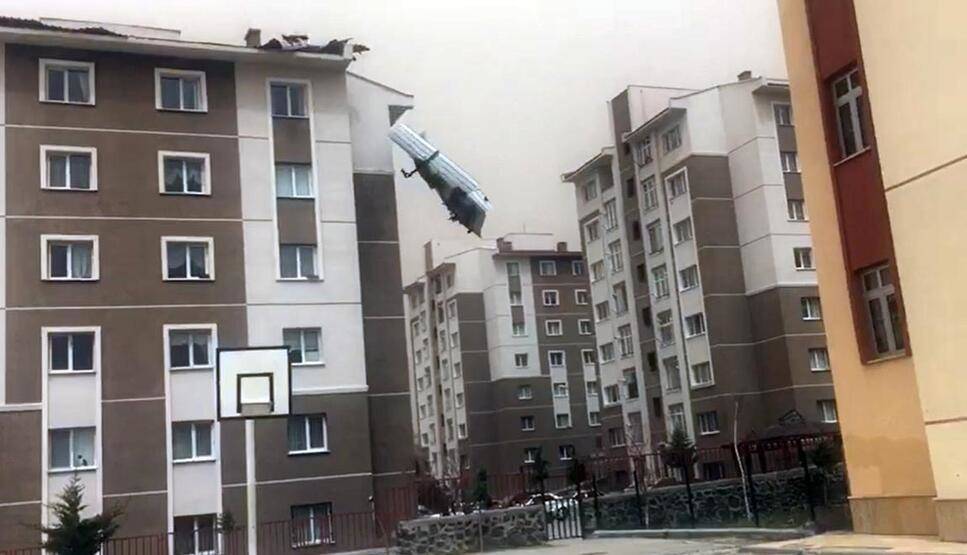 Yozgat'ta şiddetli rüzgar çatıları uçurdu - 3