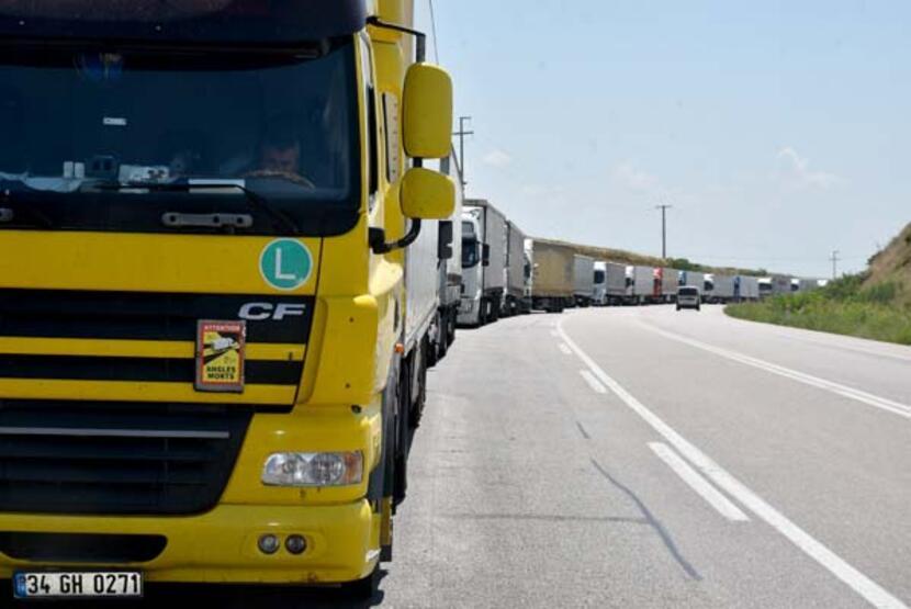 Sınırda 1 haftadır süren TIR kuyruğu çilesi - 1