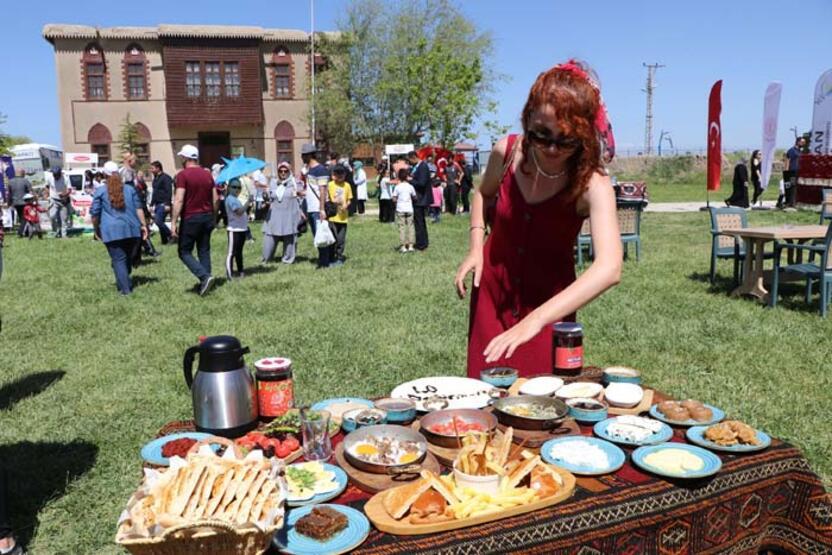 Van'da tarihi kalede 'Dünya Kahvaltı Günü' etkinliği - 2