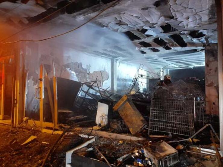 Esenyurtta ev tekstil ürünleri satan mağaza alev alev yandı - 5