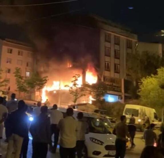Esenyurtta ev tekstil ürünleri satan mağaza alev alev yandı - 1