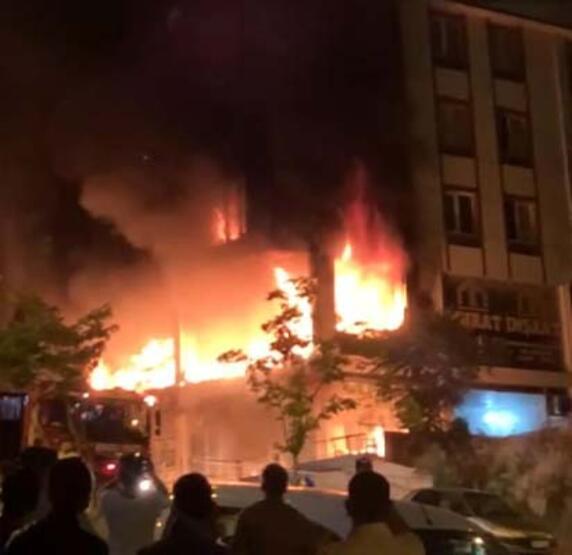 Esenyurtta ev tekstil ürünleri satan mağaza alev alev yandı - 2