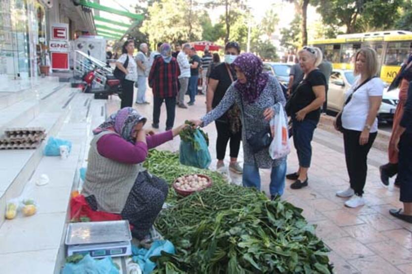 Parası ve telefonu çalınan seyyar satıcı kadından alışveriş için kuyruğa girdiler - 3