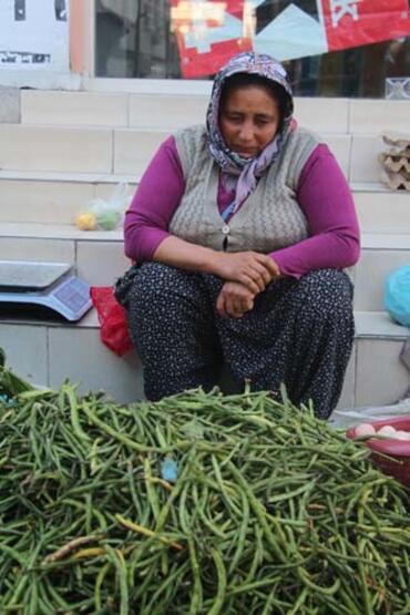 Parası ve telefonu çalınan seyyar satıcı kadından alışveriş için kuyruğa girdiler - 1