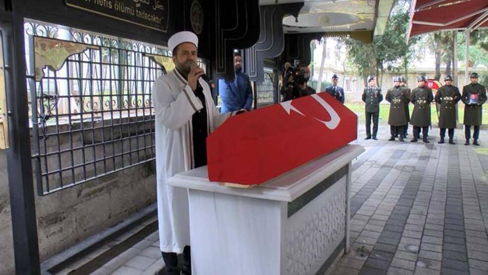 Özge Ulusoy'un babası Haydar Ulusoy son yolculuğuna uğurlandı - 1