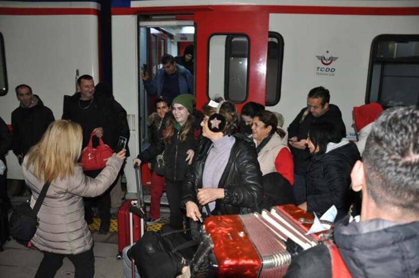 Turistik Doğu Ekspresi son durağı Kars’ta coşkuyla karşılandı - 1