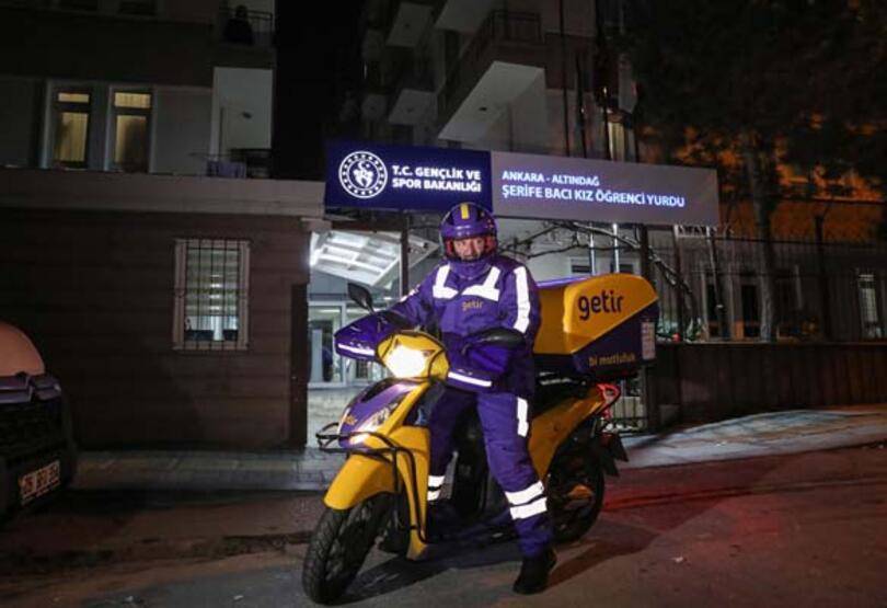 Bakan Varank, yeni yıla 'motokurye' olarak girdi; sipariş götürdü - 1