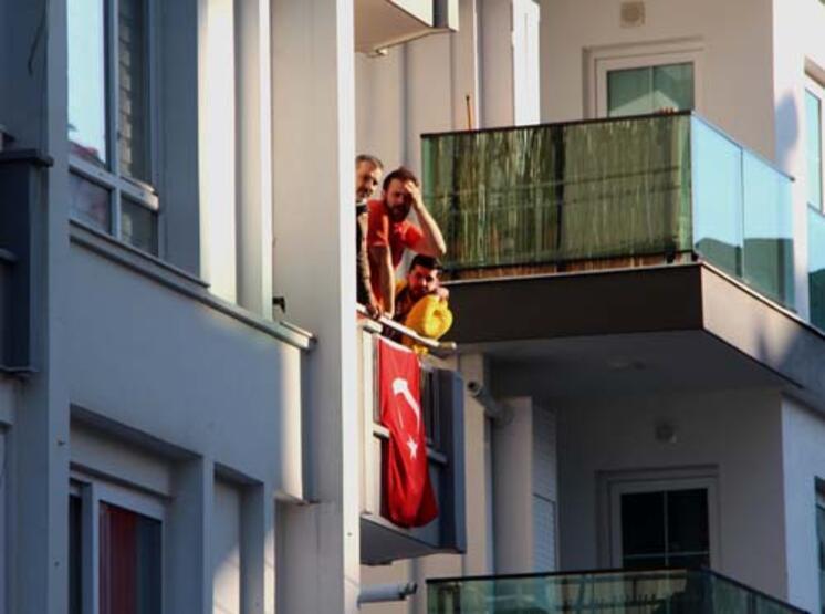 Madde bağımlısı genç kız, otomobilin altına girip 2 saat polise direndi - 3