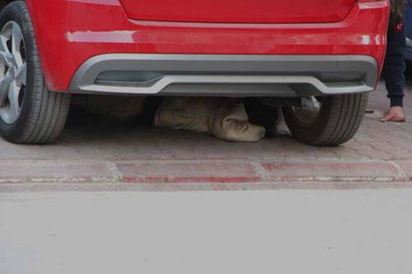 Madde bağımlısı genç kız, otomobilin altına girip 2 saat polise direndi - 2