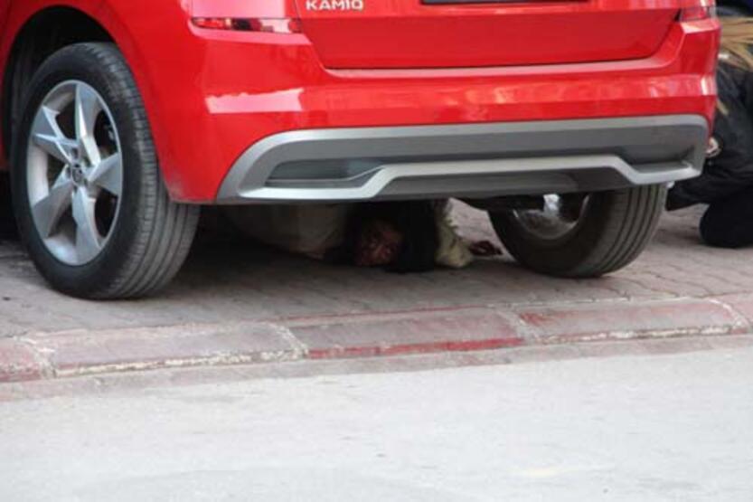 Madde bağımlısı genç kız, otomobilin altına girip 2 saat polise direndi - 1