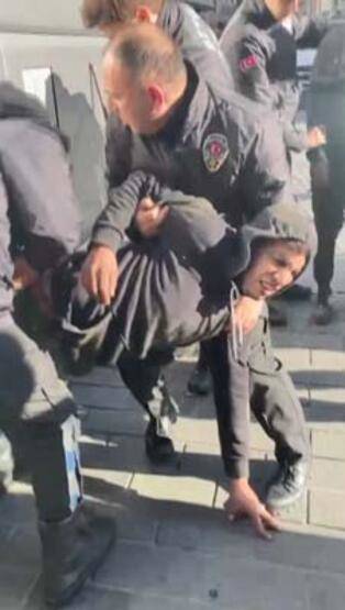 Yunanistan'a giden tur otobüsünün altına saklanan 2 kişi son anda farkedildi - 1