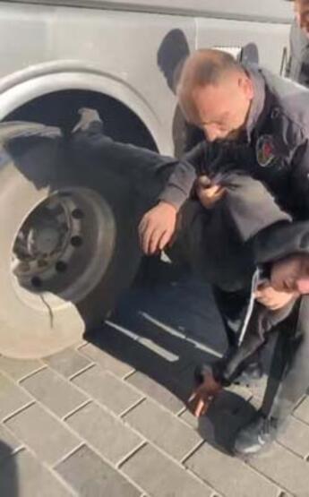 Yunanistan'a giden tur otobüsünün altına saklanan 2 kişi son anda farkedildi - 2