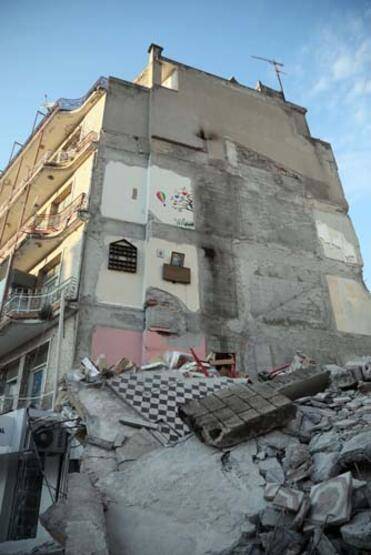 Hatay'dan şaşkına çeviren görüntü: Binanın dış duvarı, komşu binanın iç duvarı - 1