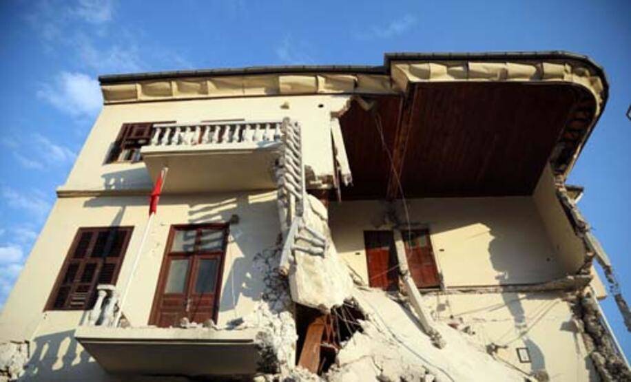 Hatay'dan şaşkına çeviren görüntü: Binanın dış duvarı, komşu binanın iç duvarı - 3