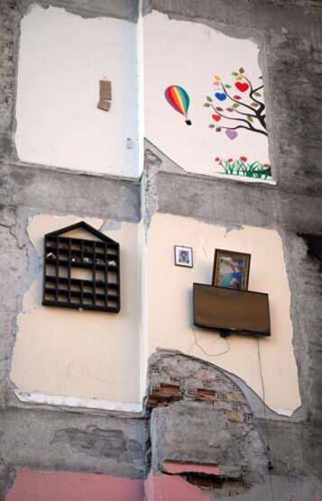 Hatay'dan şaşkına çeviren görüntü: Binanın dış duvarı, komşu binanın iç duvarı - 5