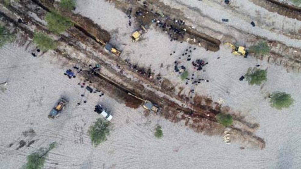 Depremde hayatını kaybeden binlerce kişi yan yana toprağa veriliyor - 4