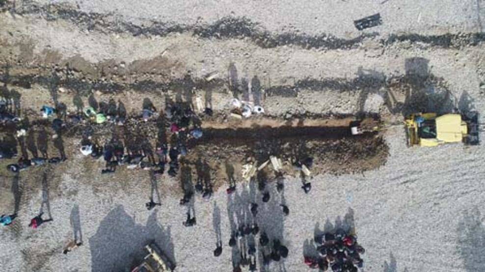 Depremde hayatını kaybeden binlerce kişi yan yana toprağa veriliyor - 3