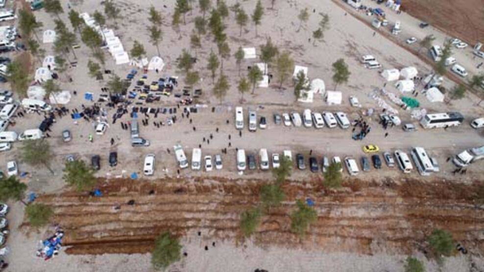 Depremde hayatını kaybeden binlerce kişi yan yana toprağa veriliyor - 6