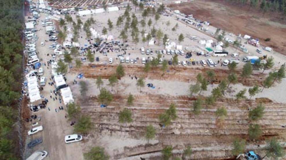 Depremde hayatını kaybeden binlerce kişi yan yana toprağa veriliyor - 1