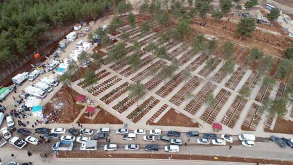 Depremde hayatını kaybeden binlerce kişi yan yana toprağa veriliyor - 8