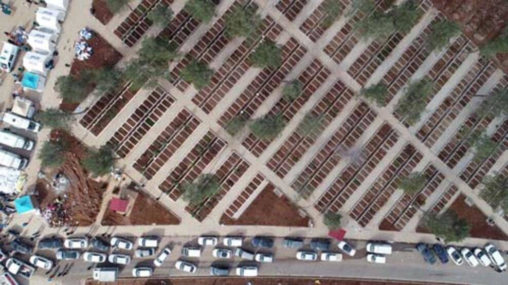 Depremde hayatını kaybeden binlerce kişi yan yana toprağa veriliyor - 5