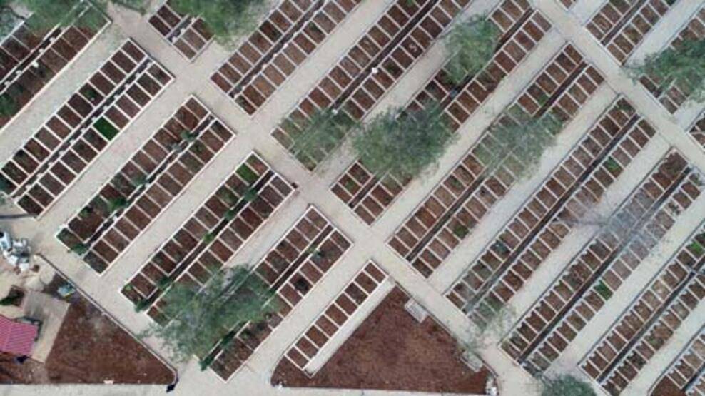 Depremde hayatını kaybeden binlerce kişi yan yana toprağa veriliyor - 2