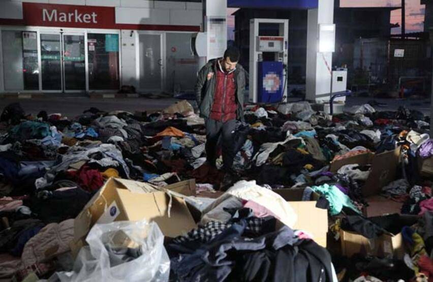 AFAD'da sıra beklemek için yardım malzemelerini cadde ve sokaklara bıraktılar - 2