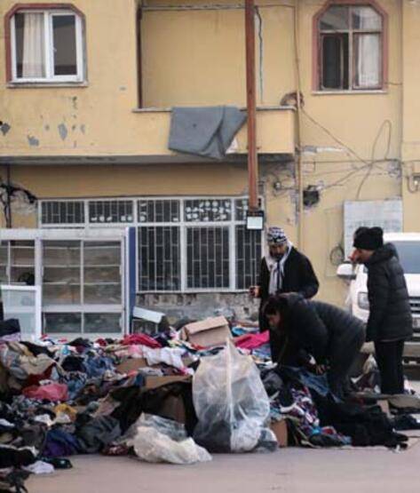 AFAD'da sıra beklemek için yardım malzemelerini cadde ve sokaklara bıraktılar - 1