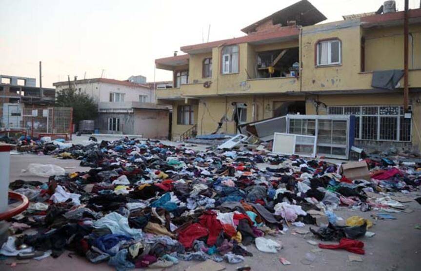 AFAD'da sıra beklemek için yardım malzemelerini cadde ve sokaklara bıraktılar - 3