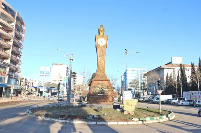 Adıyaman'da kentin simgesi Saat Kulesi'ndeki saatler 04.17'de durdu - 6