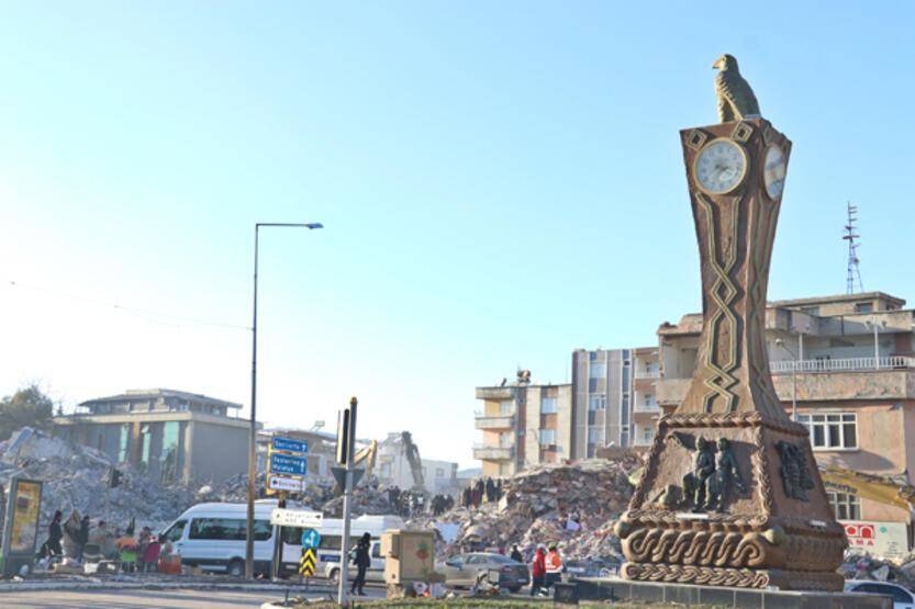 Adıyaman'da kentin simgesi Saat Kulesi'ndeki saatler 04.17'de durdu - 1