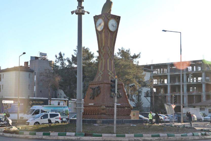 Adıyaman'da kentin simgesi Saat Kulesi'ndeki saatler 04.17'de durdu - 7