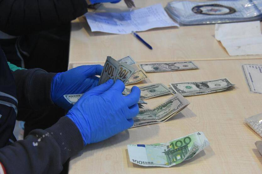 Enkazdan çıkan değerli eşyalar polis ekiplerince muhafaza ediliyor - 3