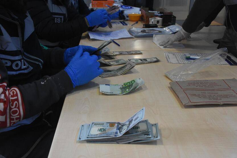 Enkazdan çıkan değerli eşyalar polis ekiplerince muhafaza ediliyor - 7