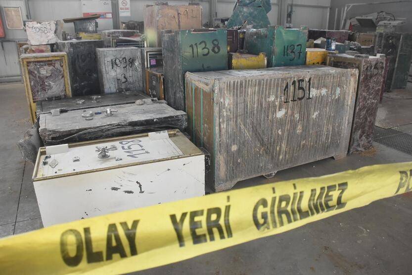 Enkazdan çıkan değerli eşyalar polis ekiplerince muhafaza ediliyor - 4