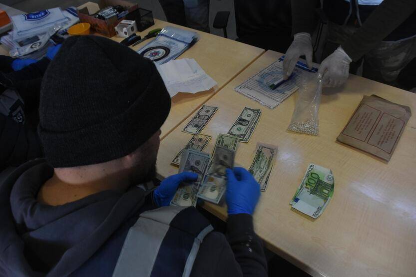 Enkazdan çıkan değerli eşyalar polis ekiplerince muhafaza ediliyor - 8