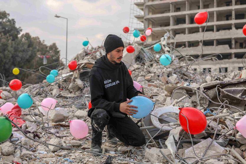 Depremde hayatını kaybeden çocukların anısına enkaz alanlarına balonlar bağlandı - 6
