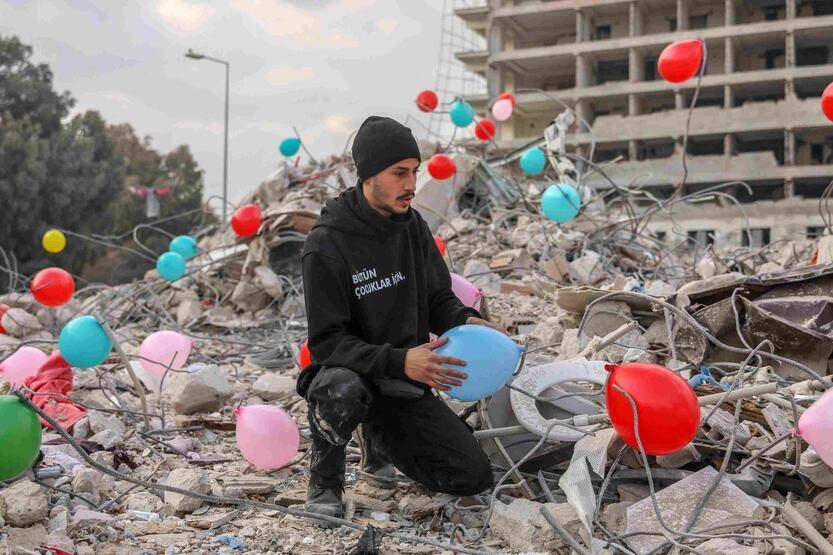 Depremde hayatını kaybeden çocukların anısına enkaz alanlarına balonlar bağlandı - 2