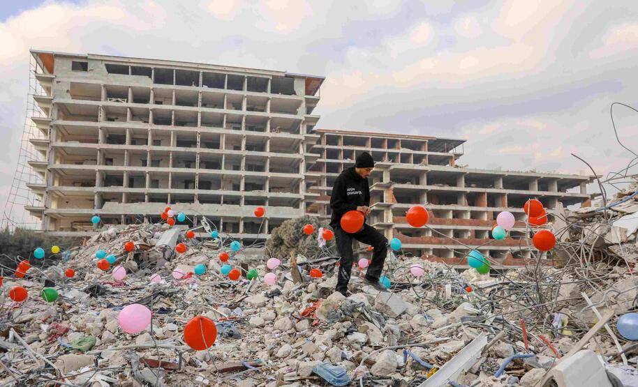 Depremde hayatını kaybeden çocukların anısına enkaz alanlarına balonlar bağlandı - 3