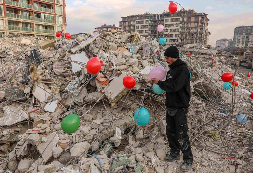 Depremde hayatını kaybeden çocukların anısına enkaz alanlarına balonlar bağlandı - 1