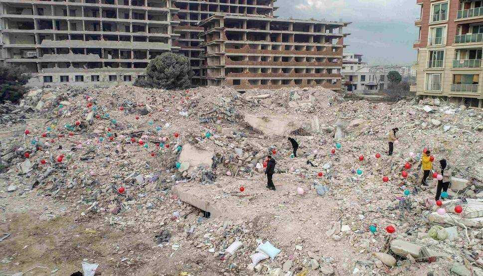 Depremde hayatını kaybeden çocukların anısına enkaz alanlarına balonlar bağlandı - 7