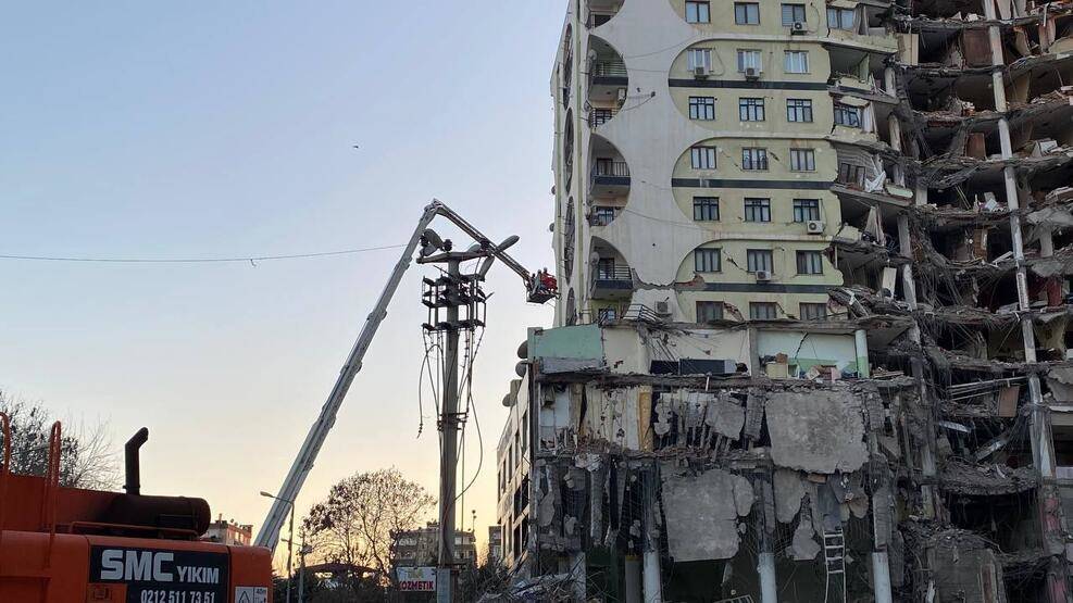 Diyarbakır'da 1 bloğu yıkılan Galeria Sitesi'nde dron ile hayvan kurtarma operasyonu - 3